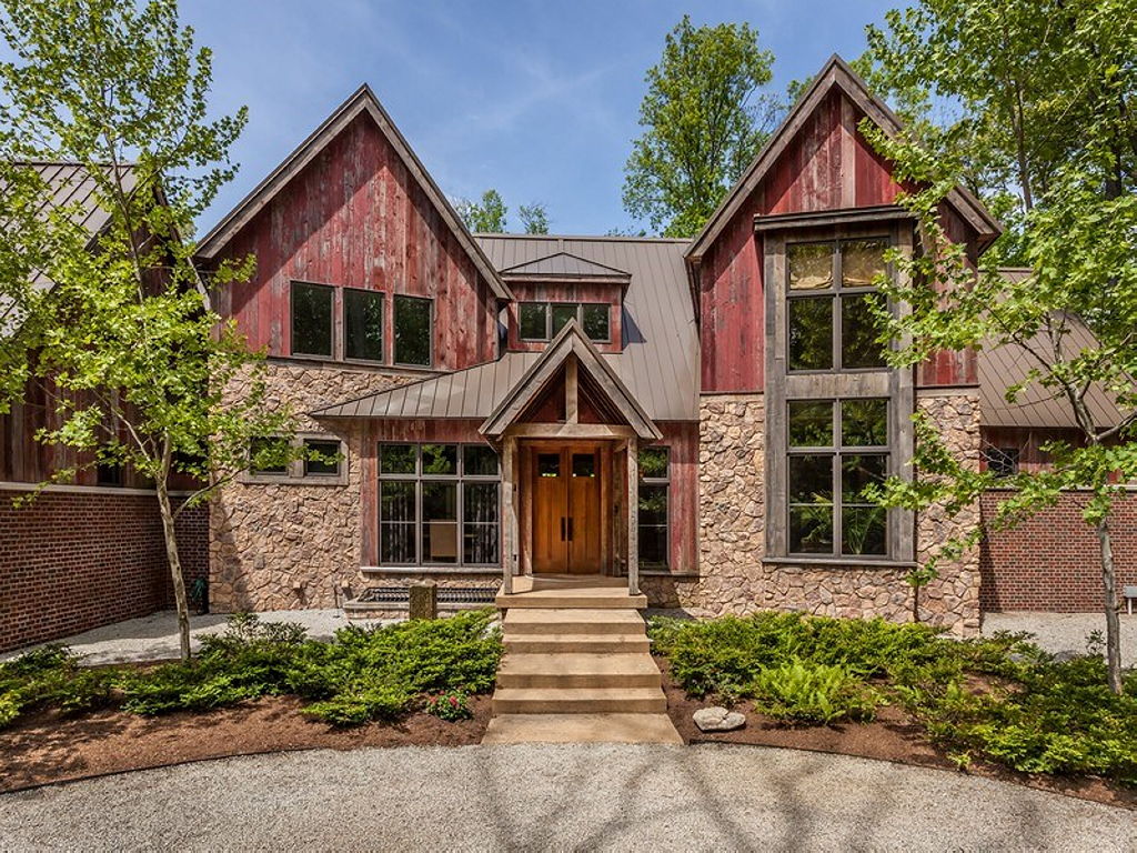 The charming village house in Indianapolis, Indiana, USA is displayed for sale for $ 2.5 million