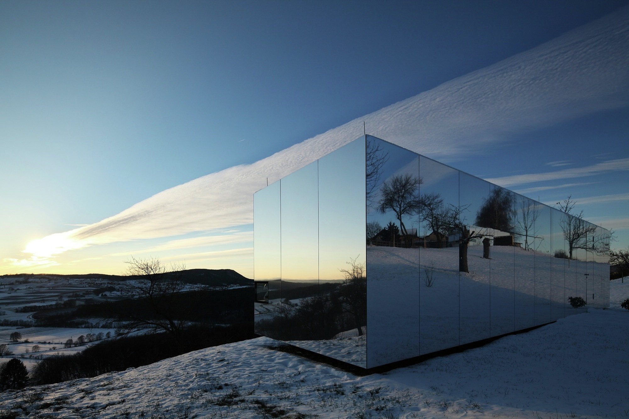 casa-invisible-the-mirror-house-from-delugan-meissl-associated-architects